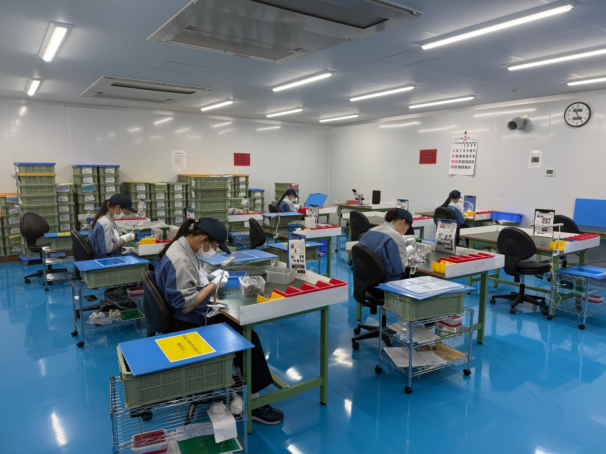 製造支援事業 電子機器の組立・検査の現場