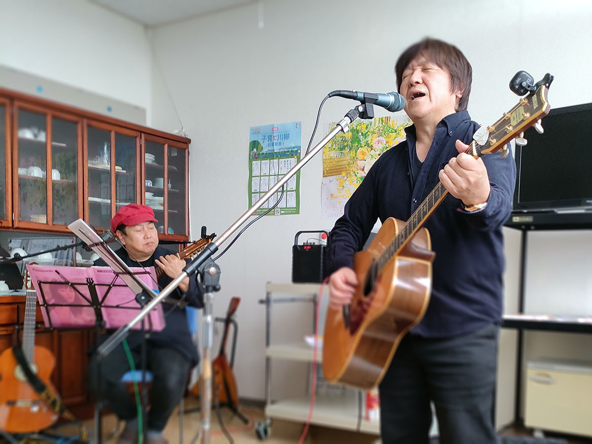 社内でミニライブを開催!